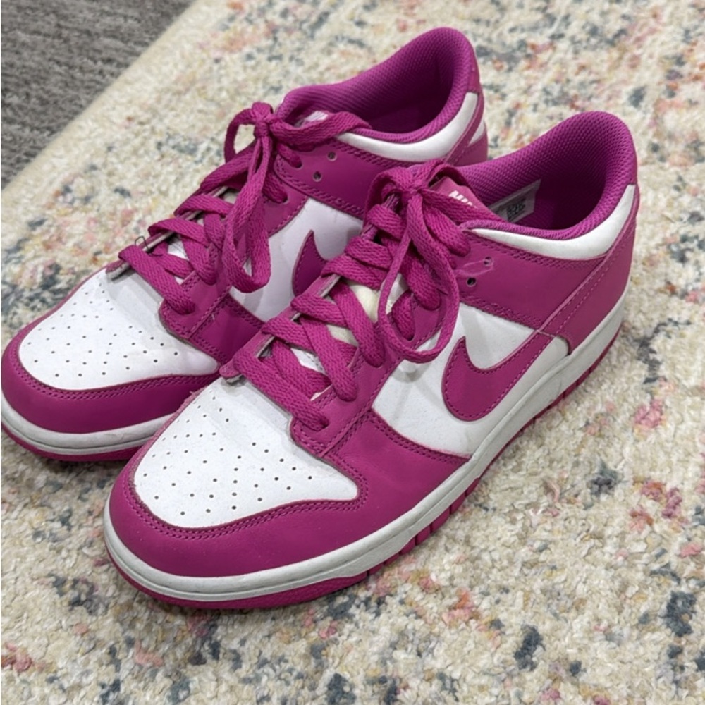 Nike Women’s Dunk  in Pink and White (7Y, 8.5W)